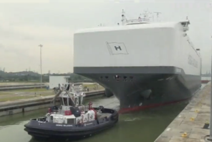 Через Панамский канал прошло самое большее грузовое судно