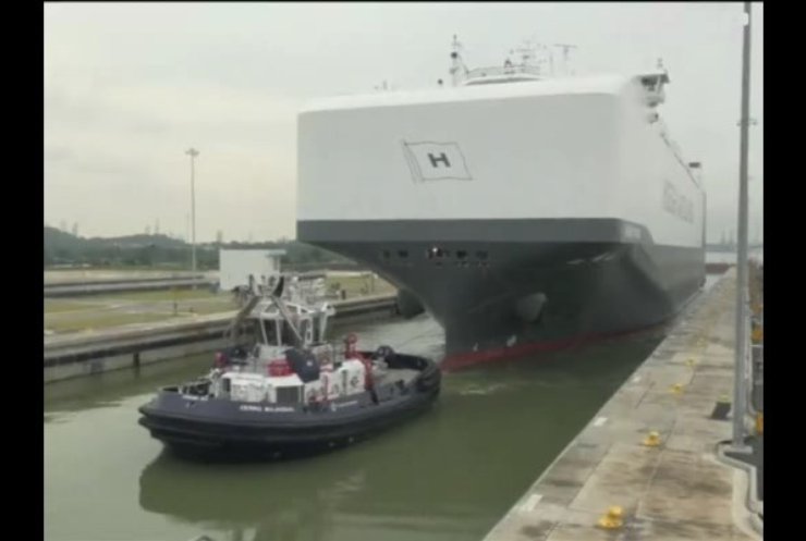 Панамським каналом пройшло найбільше вантажне судно (відео)