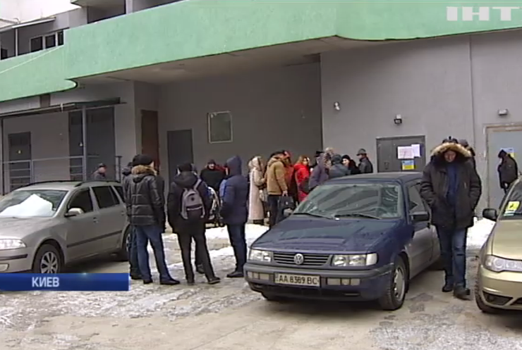 В Киеве мошенники оставили на улице жителей 52 квартир