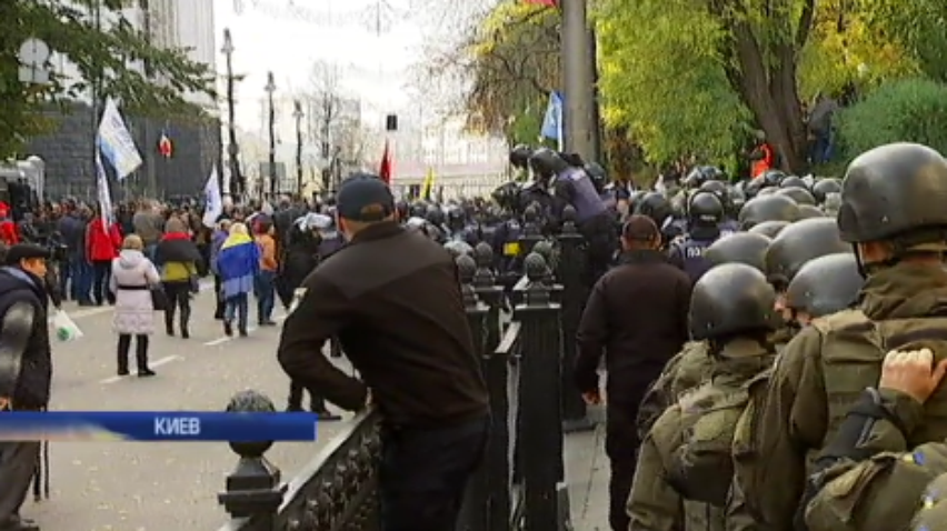 Столкновения в Киеве: чем закончились акции протеста у стен Рады