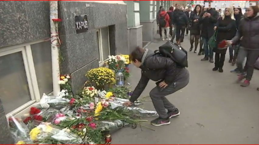 Трагедія у Харкові: містяни несуть квіти до місця аварії