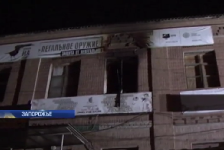 В Запорожье спасатели назвали причину пожара в хостеле (видео)