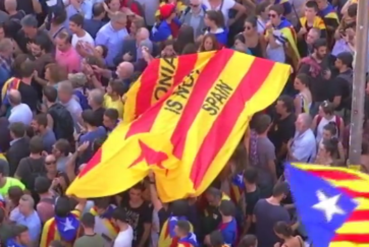 Референдум в Каталонии: Мадрид угрожает отменой автономии и судами