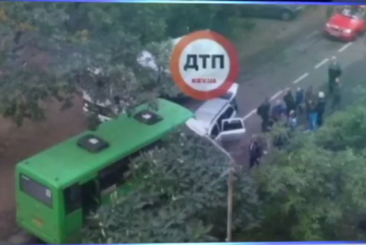 На Київщині в результаті зіткнення легковика з автобусом 3 людей загинули 