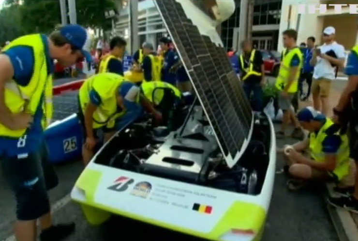 В Австралії влаштували перегони серед авто на сонячних батареях 