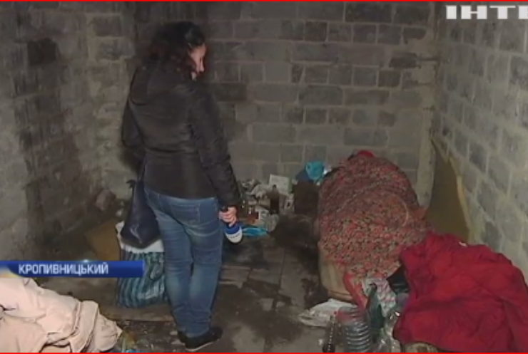 За межею: у Кропивницькому родичка витурила на вулицю двох жінок
