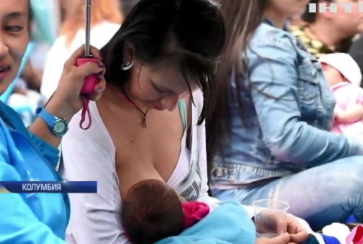 В Колумбии матери устроили массовое кормление грудью