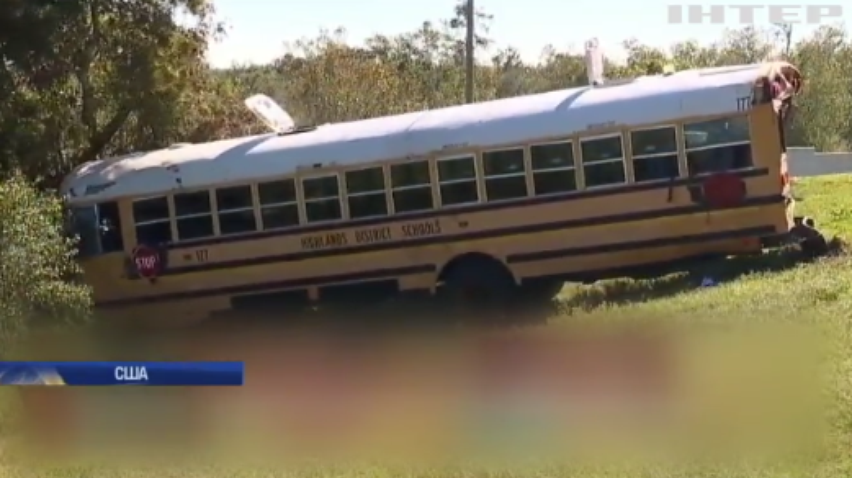 У Флориді вантажівка протаранила автобус з дітьми