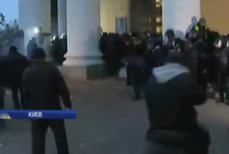 В Киеве штурмовали Октябрьский дворец