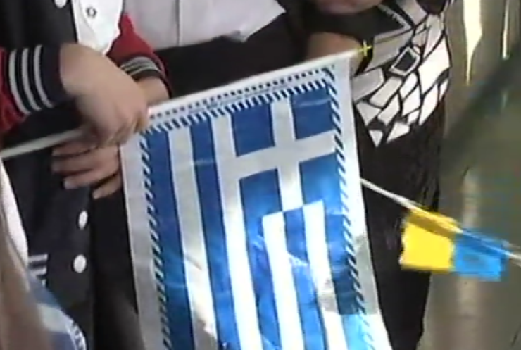 Під Маріуполем волонтери грецької діаспори привезли подарунки дітям