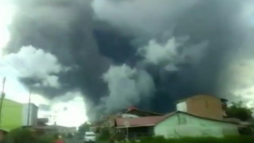 В Індонезії вулкан випустив багатокілометровий стовп попелу (відео)