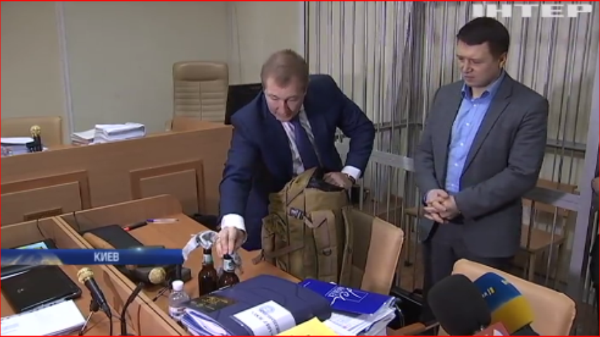 Подмостки Фемиды: адвокат беглого президента Януковича превратил суд в балаган