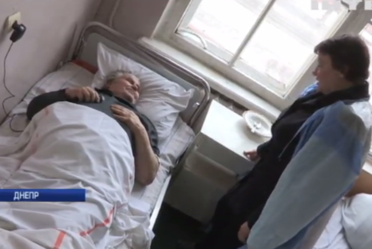 В Днепр везут раненных при обстрелах на Донбассе