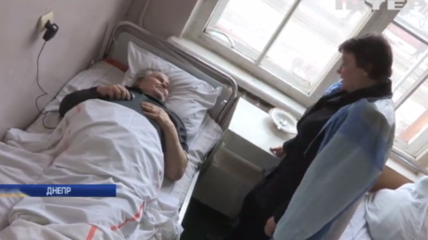 В Днепр везут раненных при обстрелах на Донбассе