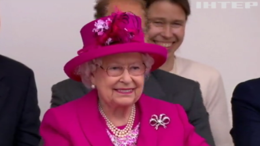 Королева Британии празднует "сапфировый юбилей" (видео)