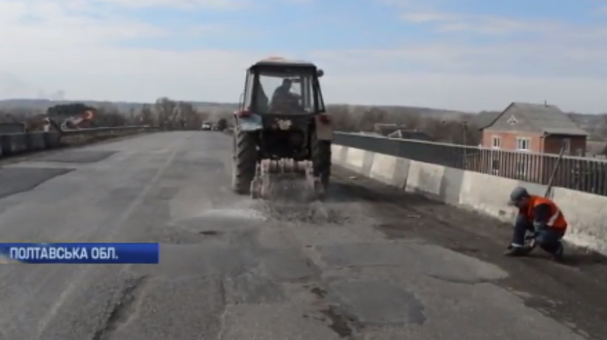 У Полтаві дорожники замість асфальту використовують землю