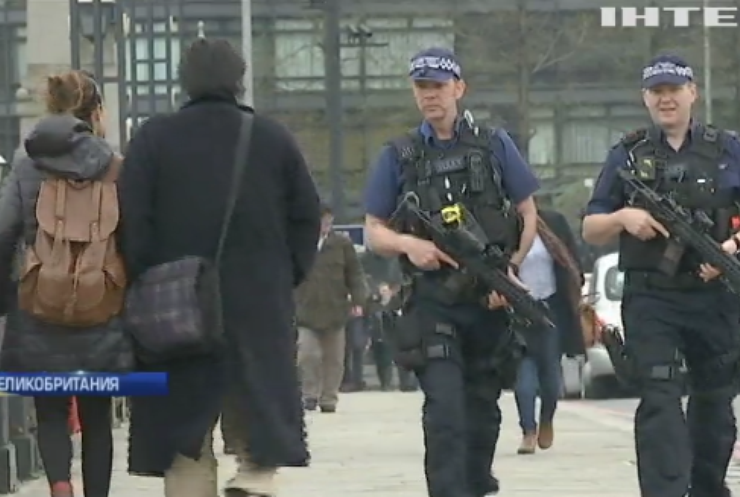 Теракт в Лондоне: город патрулируют вооруженные полицейские
