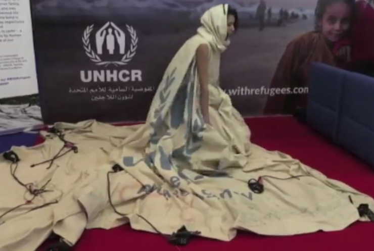 Дизайнерка пошила сукню з намету для біженців
