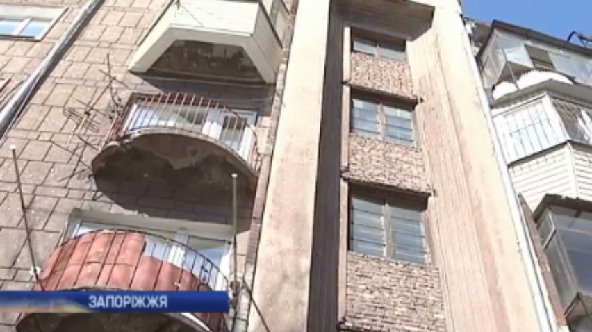 У Запоріжжі дах падає на голову мешканців багатоповерхівки (відео)