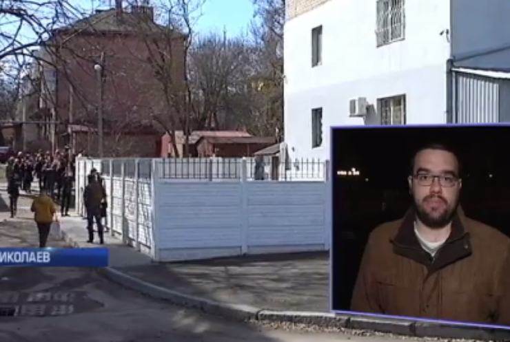 В Николаеве снесли "дворик" депутата в многоэтажном доме