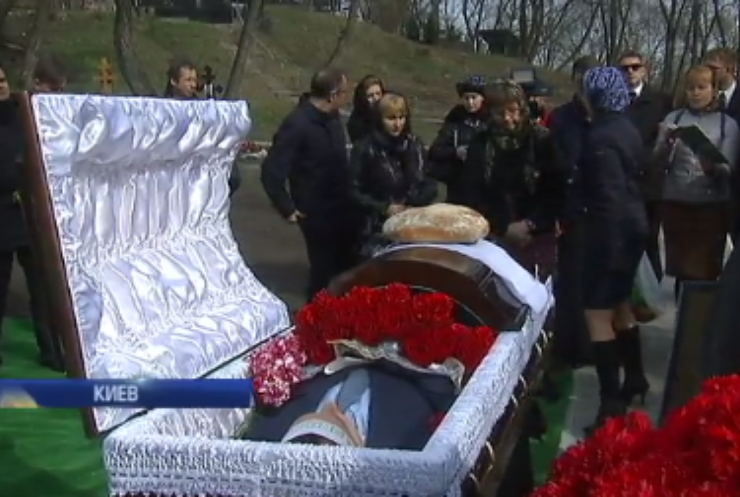Дениса Вороненкова похоронили на кладбище в центре Киева