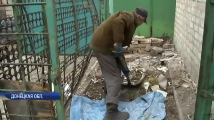 В Авдеевке убирают дворы от осколков после обстрелов