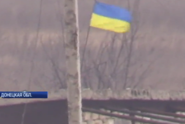 На Донбассе боевики пытаются убрать флаг Украины в нейтральной зоне