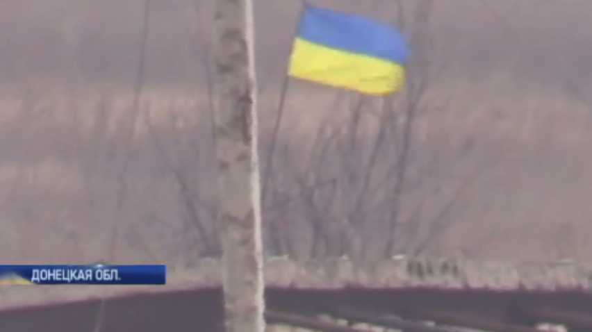 На Донбассе боевики пытаются убрать флаг Украины в нейтральной зоне