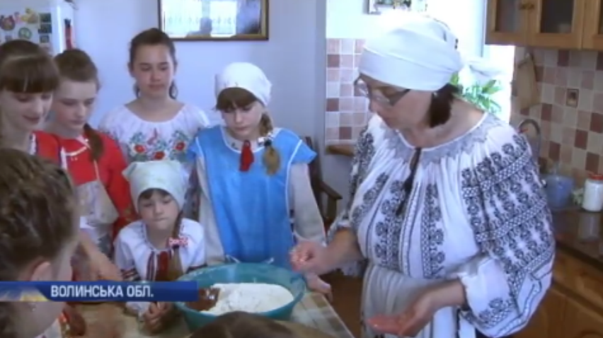 У селі на Волині випікають паски для військових