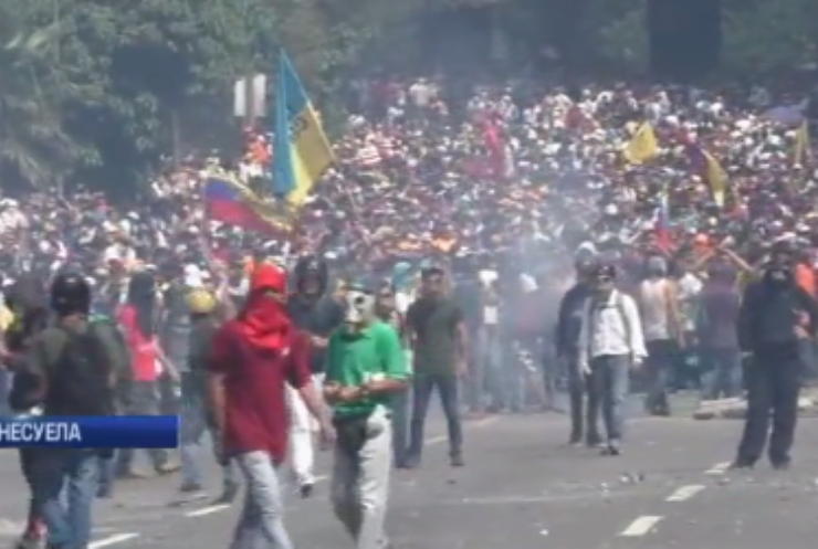 У Венесуелі мітингарі заблокували центр Каракасу
