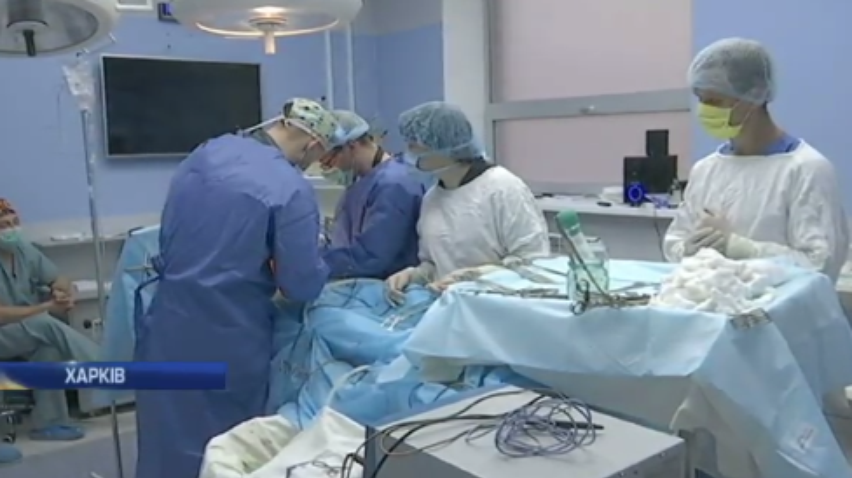 У Харкові онкологи провели унікальну операцію (відео)
