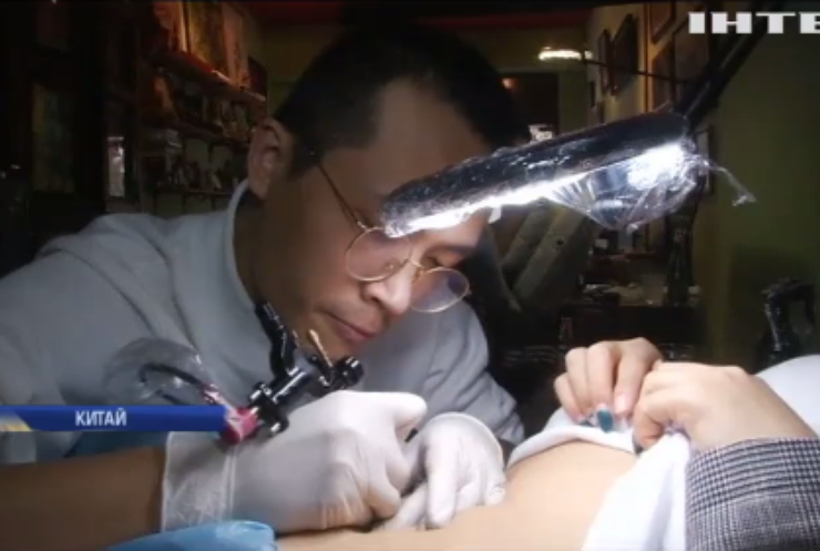 У Китаї тату-майстер позбавляє комплексів жінок зі шрамами (відео)