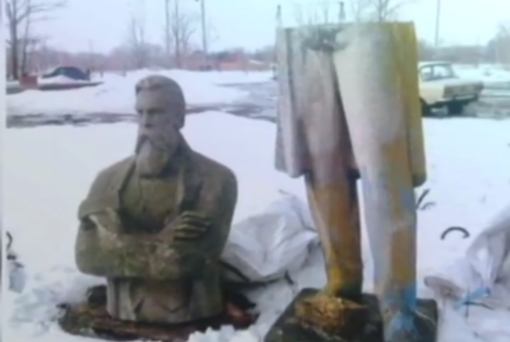 Пам'ятник Енгельсу перевезуть з полтавського села до Манчестера (відео)