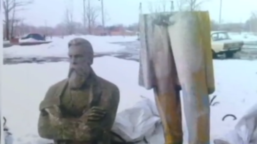Пам'ятник Енгельсу перевезуть з полтавського села до Манчестера (відео)