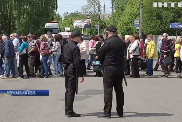 На Черкащині в знак протесту медики перекрили трасу