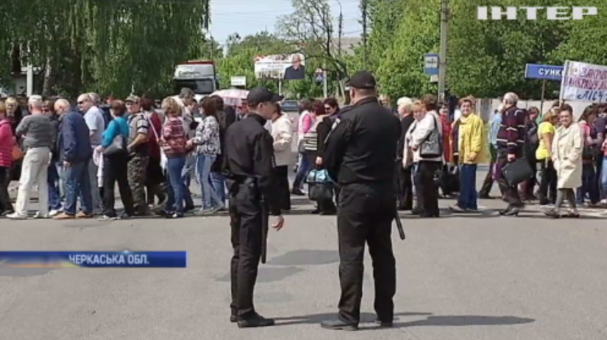 На Черкащині в знак протесту медики перекрили трасу