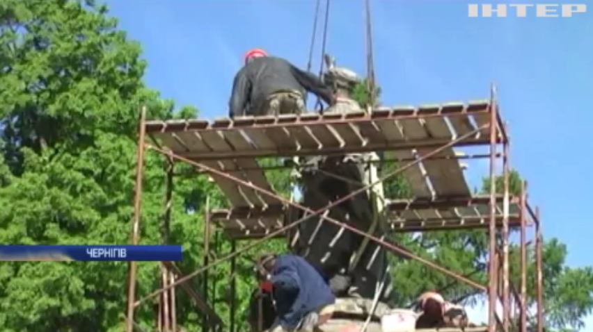 У Чернігові пам'ятник Богданові Хмельницькому повернули обличчям до України