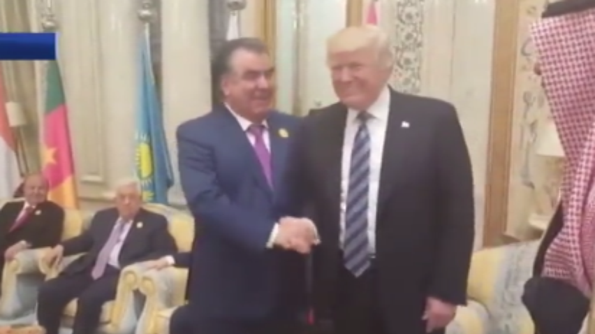 Президент Таджикистана стал соперником Трампа по рукопожатиям (видео)