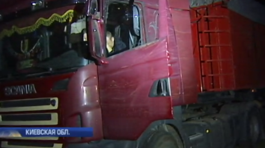 Под Киевом заблокировали фуры с мусором из Львова