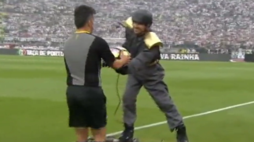 Мяч для финала кубка Португалии доставил летающий человек (видео)