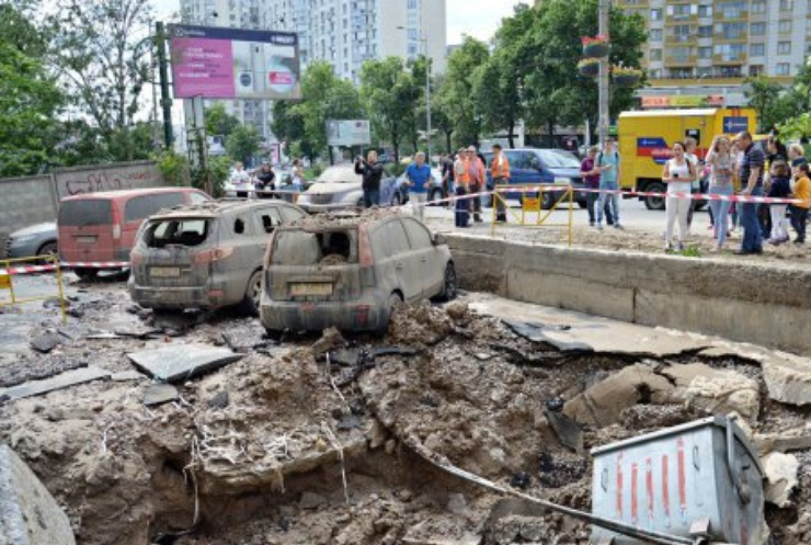 Аварія на магістральному водопроводі в Києві: понівечені будинок та автомобілі