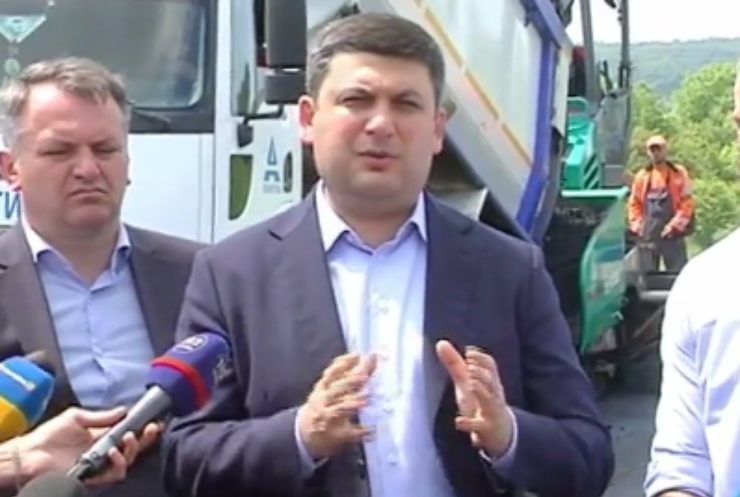 Гройсман призвал Садового решить проблему мусора Львова