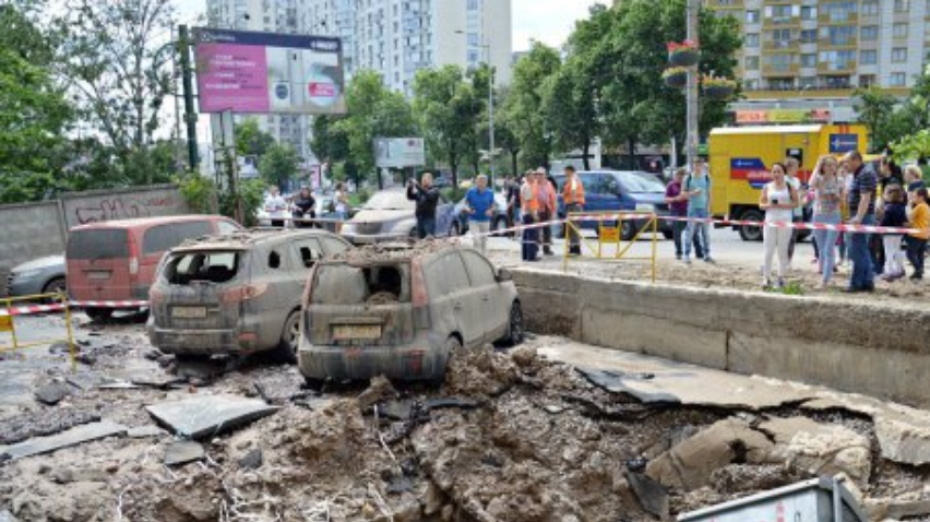 Аварія на магістральному водопроводі в Києві: понівечені будинок та автомобілі
