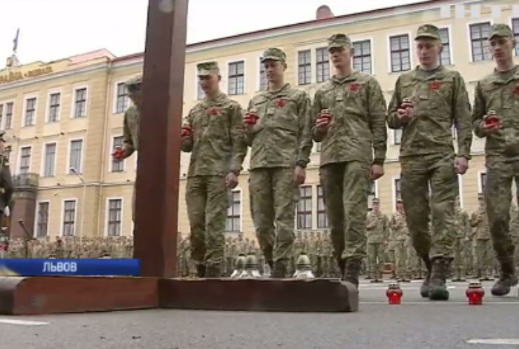 Во Львове тысяча курсантов почтили память погибших во Второй мировой