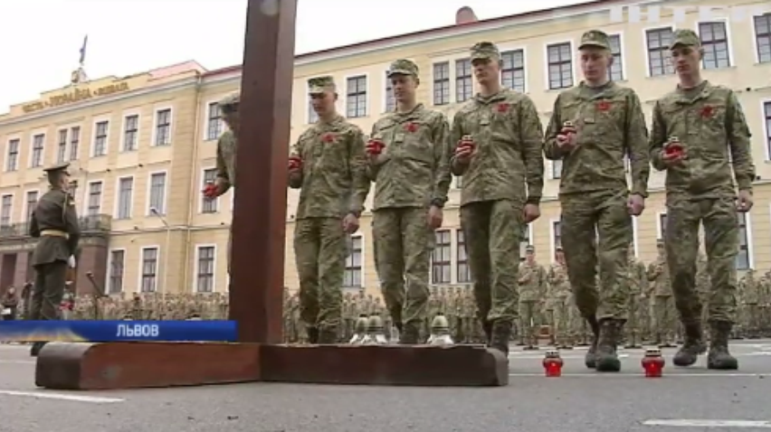 Во Львове тысяча курсантов почтили память погибших во Второй мировой