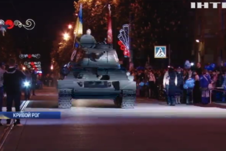 В Кривом Роге праздничную колонну возглавил дошедший до Берлина Т-34 