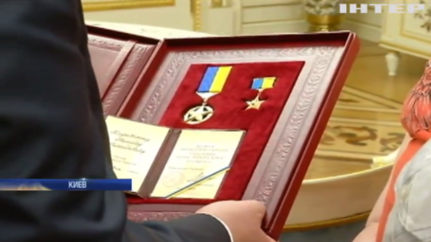 Порошенко присвоил  Михаилу Жизневскому звание Героя Украины