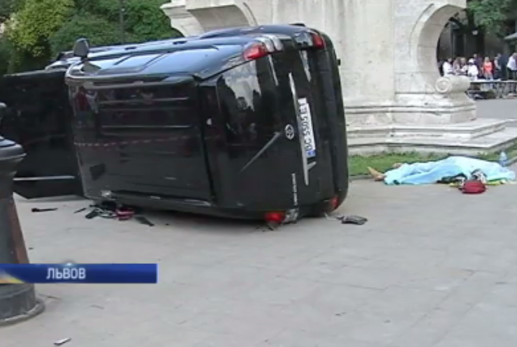 Авария во Львове: медики не спешили спасать пострадавшую