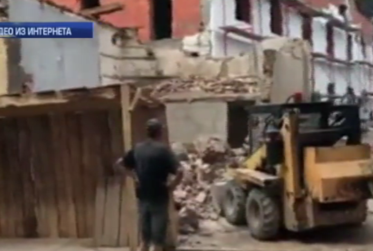 Скандал в Ужгороде: бизнесмен снес историческое здание в центре (видео)