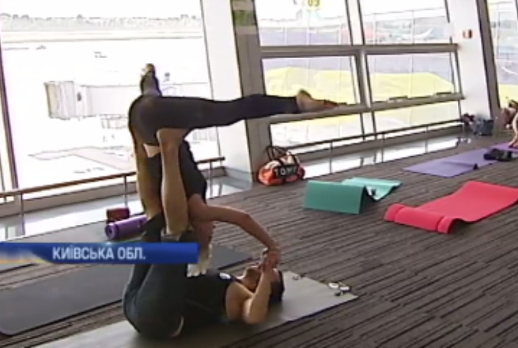 У аеропорту Борисполя влаштували йога-сесію (відео)